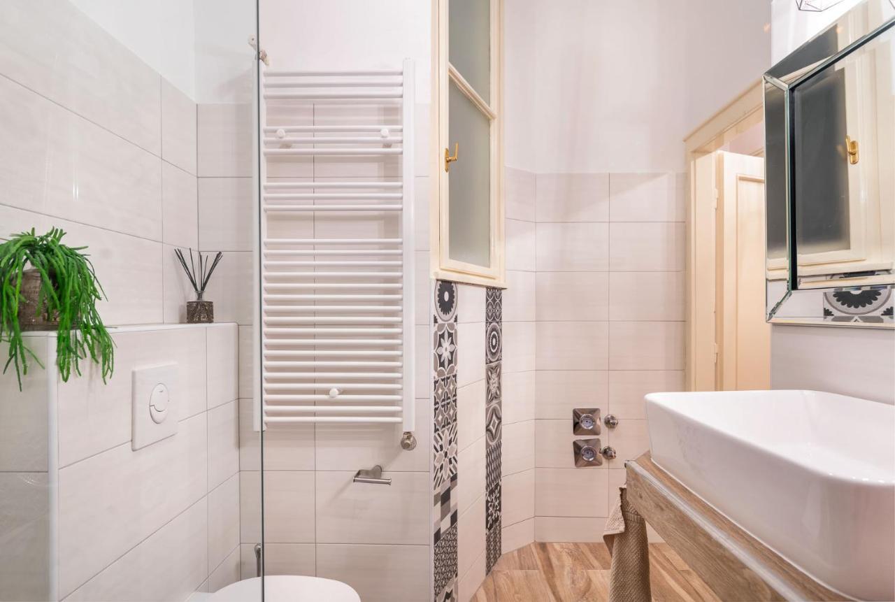 Economy Downtown Design Apartments - Free Parking - Balcony - Super Puplic Transport - Ac Budapest Ngoại thất bức ảnh