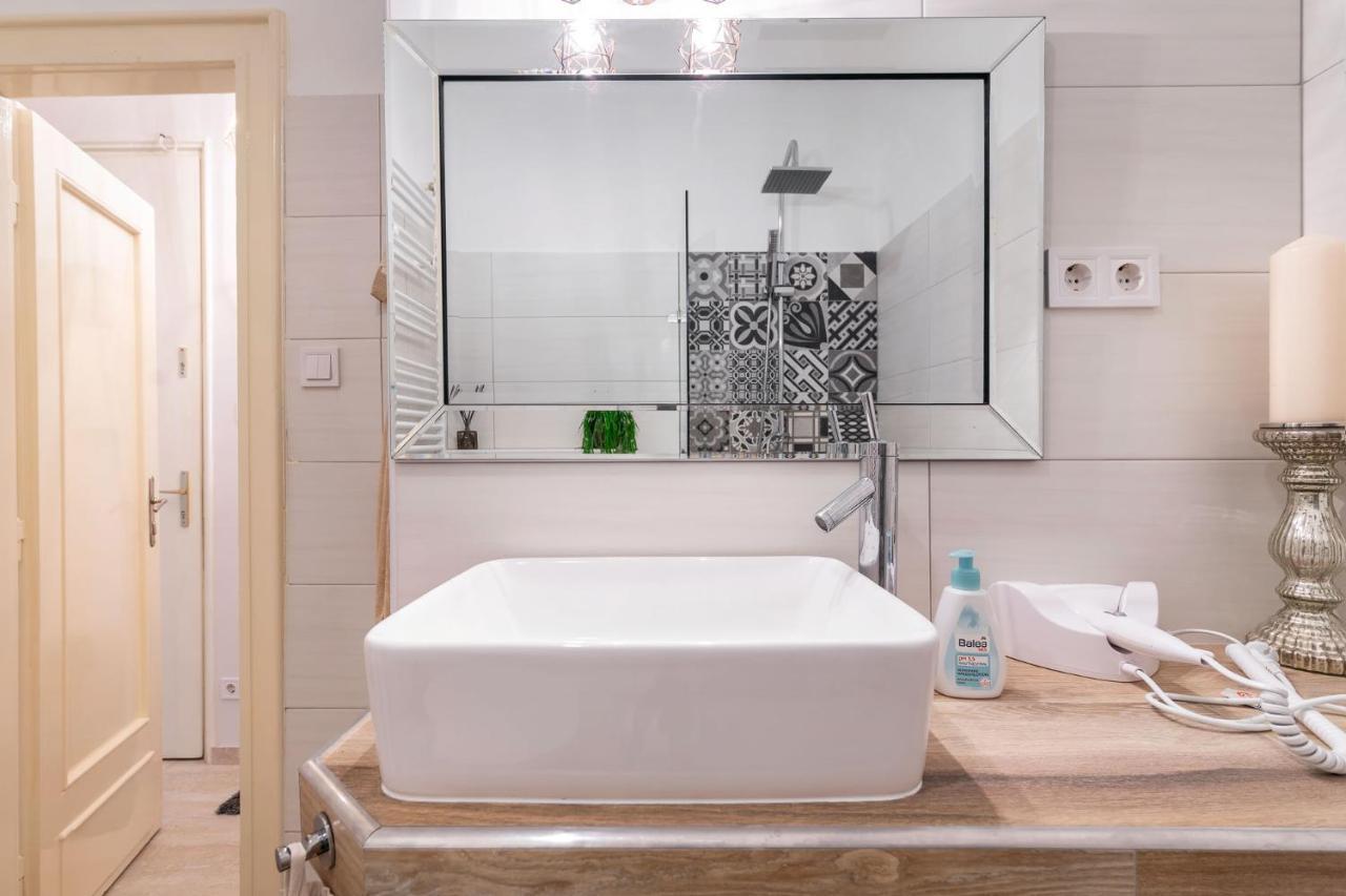 Economy Downtown Design Apartments - Free Parking - Balcony - Super Puplic Transport - Ac Budapest Ngoại thất bức ảnh